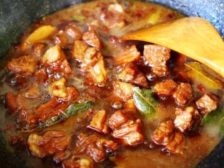 红烧牛肉炖大蒜,盖上锅盖，小火炖煮至锅中汤汁浓稠的时候。