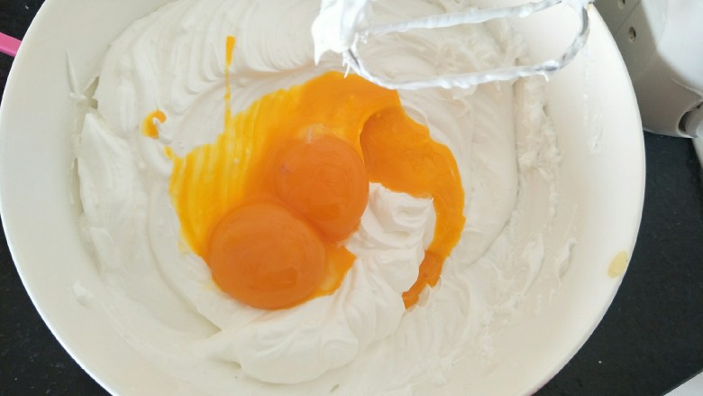 贺寿双层蛋糕(10＋6寸),分三次加糖后加入蛋黄。