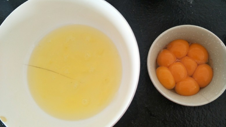 贺寿双层蛋糕(10＋6寸),【10寸】八个蛋黄蛋清分离。