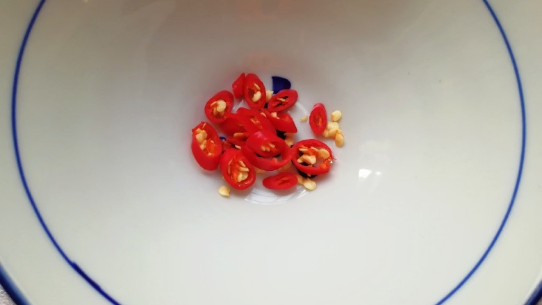 拍黄瓜,小米椒洗干净切成椒圈放入小碗里。