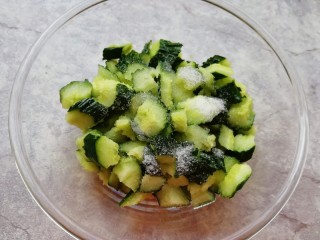 拍黄瓜,切好的黄瓜放入大一点的容器里，放盐和糖搅拌均匀，腌制5-6分钟。