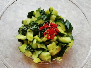 拍黄瓜,将腌制好的小米椒带汁一起浇在黄瓜上，搅拌均匀。