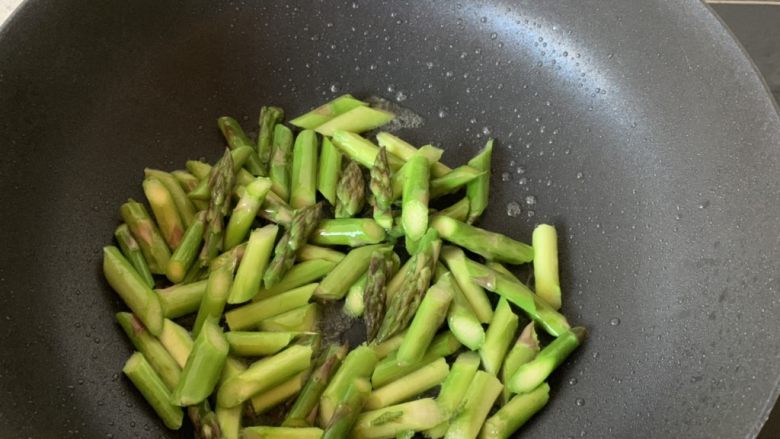 芦笋炒虾仁,锅中放少许油，下芦笋炒至变色捞出。
