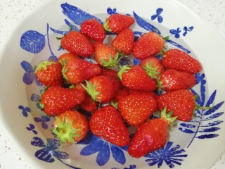 缤纷水果干,草莓用淡盐水浸泡15分钟左右。