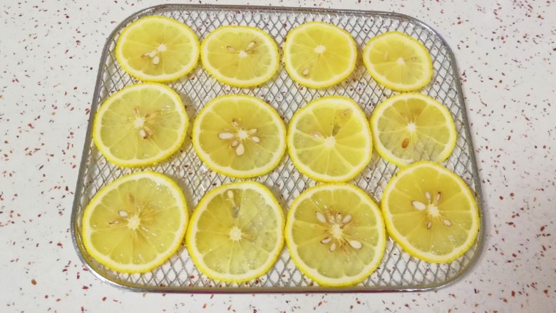 缤纷水果干,<a style='color:red;display:inline-block;' href='/shicai/ 595'>柠檬</a>表皮用盐搓洗干净，切成薄片，摆在烤网上。