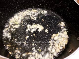蚝油蒜香菠菜,锅中注入适量的食用油，把蒜末倒入锅中，把蒜末炒出香味