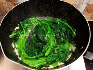 蚝油蒜香菠菜,把烫好的菠菜倒入锅中再次快速翻炒