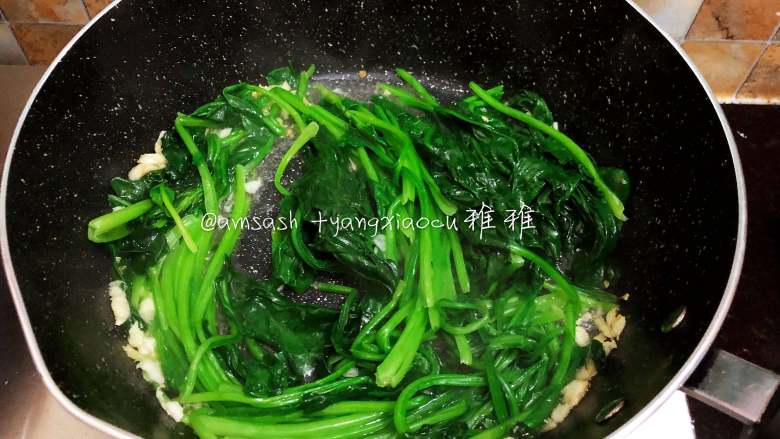 蚝油蒜香菠菜,把烫好的菠菜倒入锅中再次快速翻炒