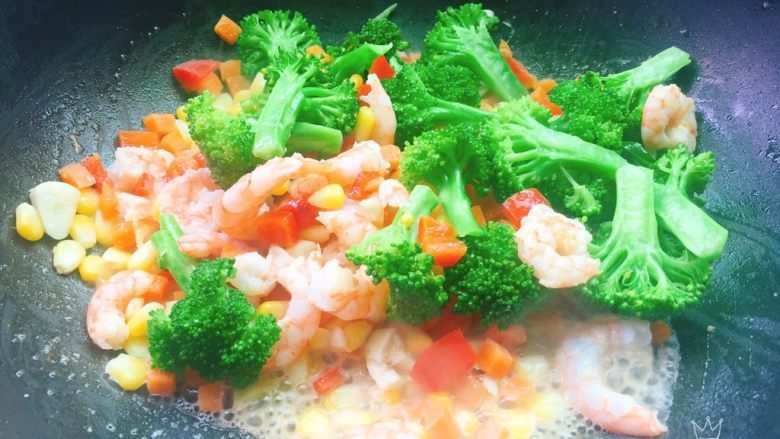 胡萝卜玉米炒虾仁,陆续加入西兰花，加入适量盐