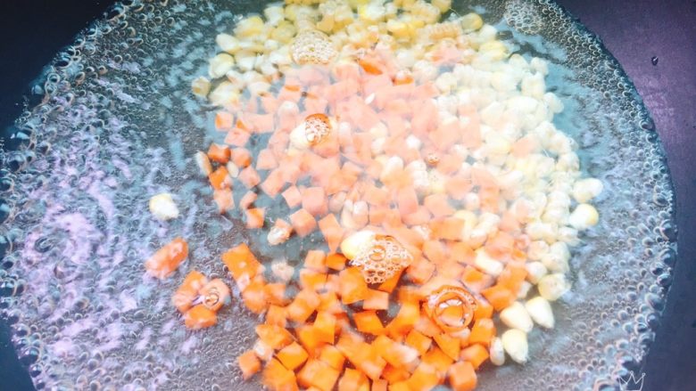 胡萝卜玉米炒虾仁,将胡萝卜玉米粒不容易熟，所以用开水焯2分钟左右捞出