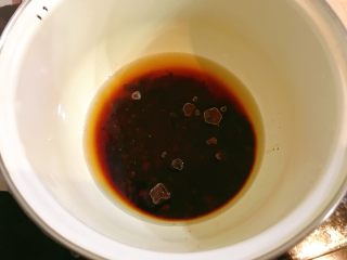 黑糖珍珠奶盖奶茶,锅内放入剩余的黑糖40g。