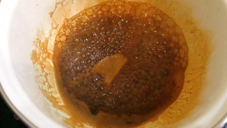 黑糖珍珠奶盖奶茶,煮至溶化粘稠状。