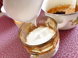 黑糖珍珠奶盖奶茶,奶油盖在最上层就可以了。