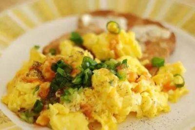 厨房小诀窍,炒鸡蛋时，一个蛋加一汤匙温水搅匀，就不会炒老，而且炒出的蛋量多，松软可口。