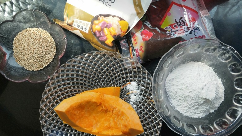 南瓜糯米夹心饼,准备食材，如果没有木薯粉可以全用糯米粉。或者用玉米淀粉。