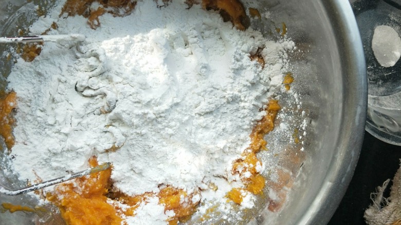 南瓜糯米夹心饼,加入白糖，糯米粉，木薯粉。（木薯粉没有可以全用糯米粉）加多少克根据面团软硬决定，和起来觉得干就加一点水，如果粘就再加点糯米粉。