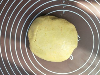 南瓜糯米夹心饼,和成一个光滑但是不粘手的面团，但是面团相对来说软些。不要太硬，太干。