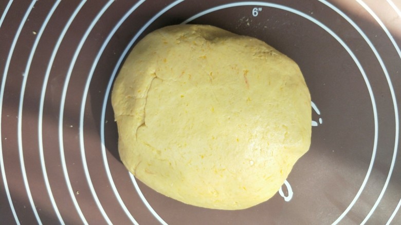 南瓜糯米夹心饼,和成一个光滑但是不粘手的面团，但是面团相对来说软些。不要太硬，太干。