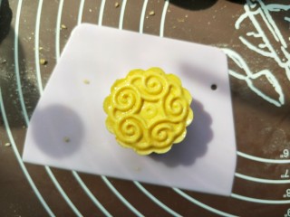 南瓜糯米夹心饼,剩下四个，我用了蒸的方法。团成球以后用月饼模具压出形状