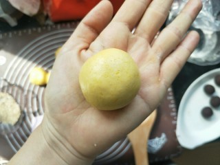 南瓜糯米夹心饼,手心抹点油，团成一个光滑的圆球。