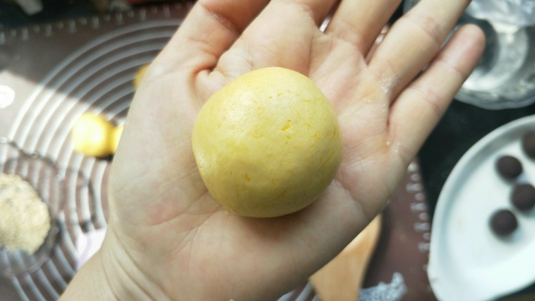 南瓜糯米夹心饼,手心抹点油，团成一个光滑的圆球。