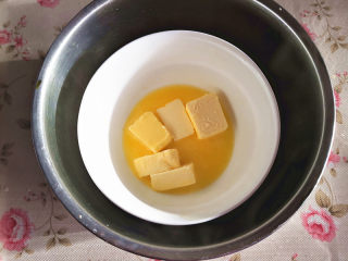 脆香吐司条,黄油隔水软化为液体，
