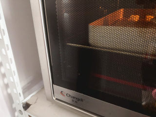 脆香吐司条,烤箱预热，上下火，中层200度，烤10分钟，