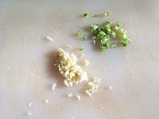法式蒜香烤吐司,大蒜去皮切成末，小葱选用绿色部分切碎，选用绿色部分主要是颜色漂亮，另外味道也更足，
