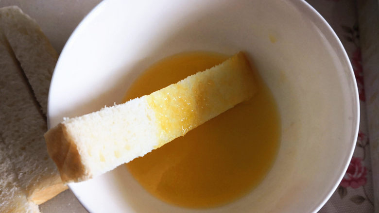 吐司条,将切好的吐司条四周均匀地蘸上黄油液，