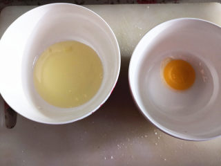 火烧云吐司,鸡蛋的蛋白与蛋黄分离，分别盛放在两只无油无水的干净碗里，