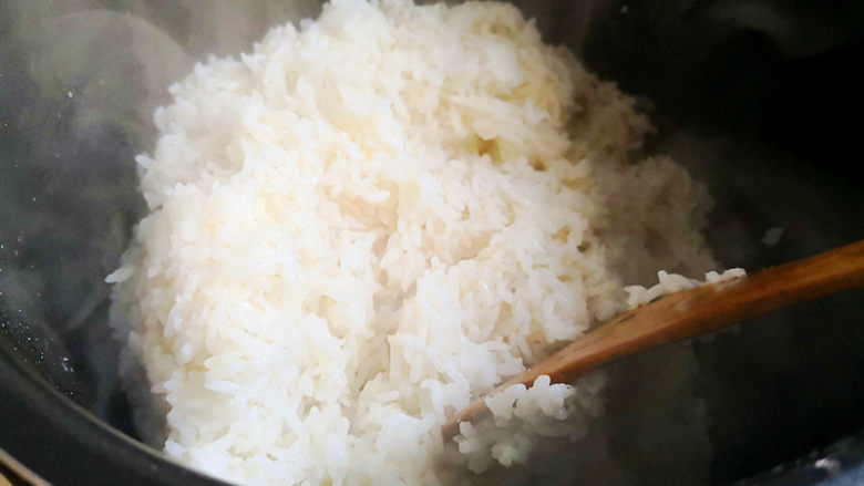 海苔饭团,煮熟的大米饭带着大米的香气，很好闻，