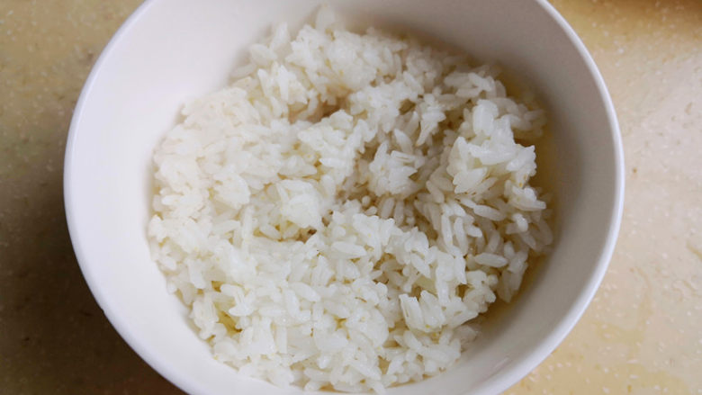 海苔饭团,盛出一碗大米饭，