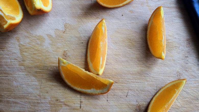 海苔饭团,然后切个橙子，摆在盘边装饰一下，快来品尝吧。
