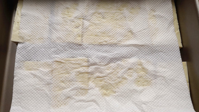 烤豆腐,再用厨房用纸吸去表面多余的水分，