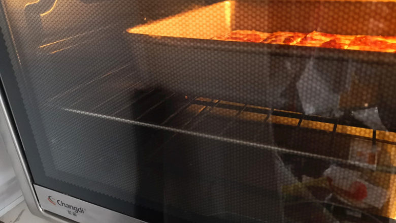 烤豆腐,烤箱预热，上下火，中层200度，烤15分钟，