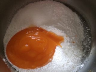 香糯可口的南瓜糯米团子,糯米粉倒入盆里，加入一点细砂糖，慢慢倒入南瓜泥，直至能够混合成团；