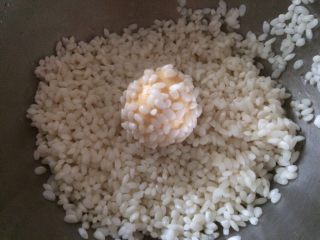 香糯可口的南瓜糯米团子,糯米泡好后沥干水分，将小圆球放入，均匀裹上一层糯米；
