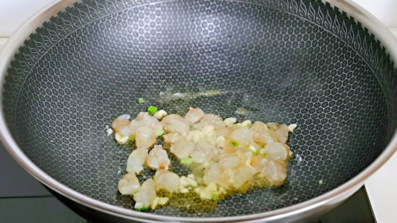 咸蛋黄虾仁豆腐,加入腌制好的虾仁，煸炒至虾仁变色。