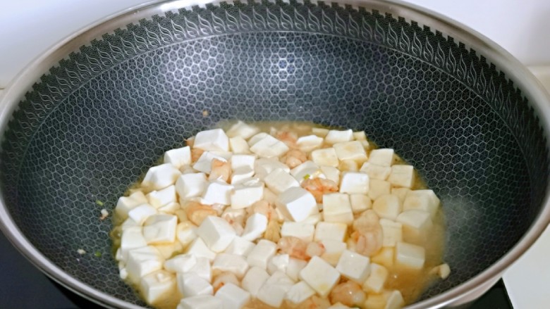 咸蛋黄虾仁豆腐,加入焯水的豆腐。
