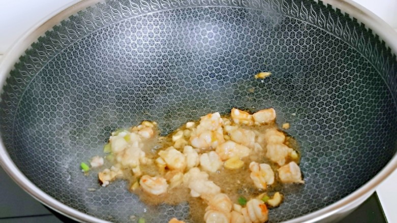 咸蛋黄虾仁豆腐,中小火翻炒1分钟。
