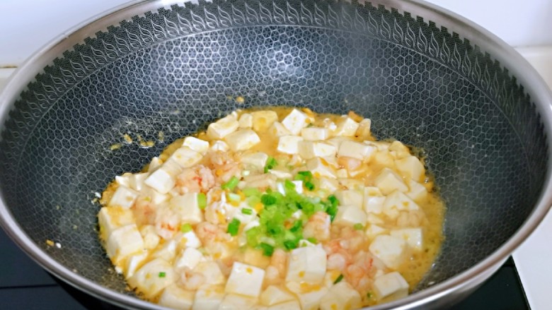 咸蛋黄虾仁豆腐,加入葱花轻轻翻炒均匀，关火出锅。