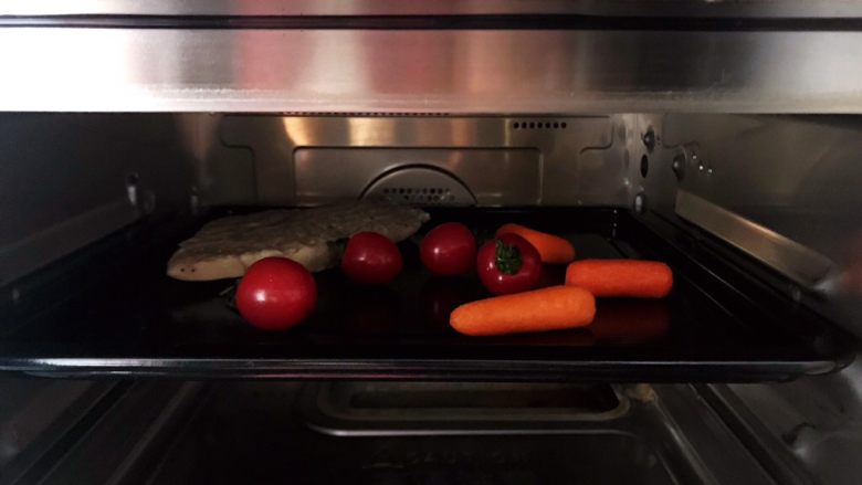 健康美味の鸡胸肉果蔬沙拉,放入烤箱