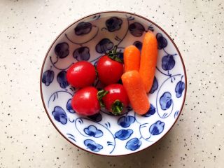 健康美味の鸡胸肉果蔬沙拉,小番茄和手指胡萝卜洗净