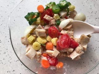 健康美味の鸡胸肉果蔬沙拉,搅拌均匀，即可