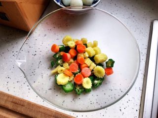健康美味の鸡胸肉果蔬沙拉,手指胡萝卜切碎