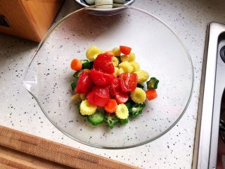 健康美味の鸡胸肉果蔬沙拉,小番茄切碎