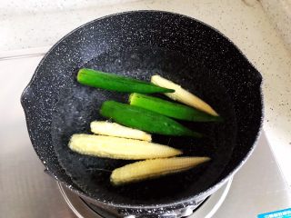 健康美味の鸡胸肉果蔬沙拉,水开之后放入秋葵和玉米笋