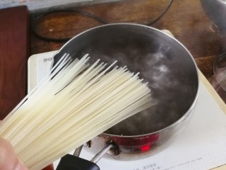 酸辣凉拌米粉,锅中放入一升水烧开，放入米粉用筷子拨散