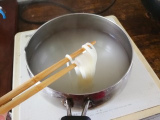 酸辣凉拌米粉,烧八分钟，用筷子弄夹断即可