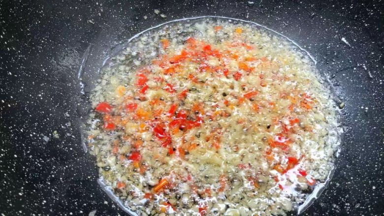 凉拌秋葵,热锅放入适量油，烧至6成，先把蒜末放入炒香，再把小米辣放入翻炒均匀。

